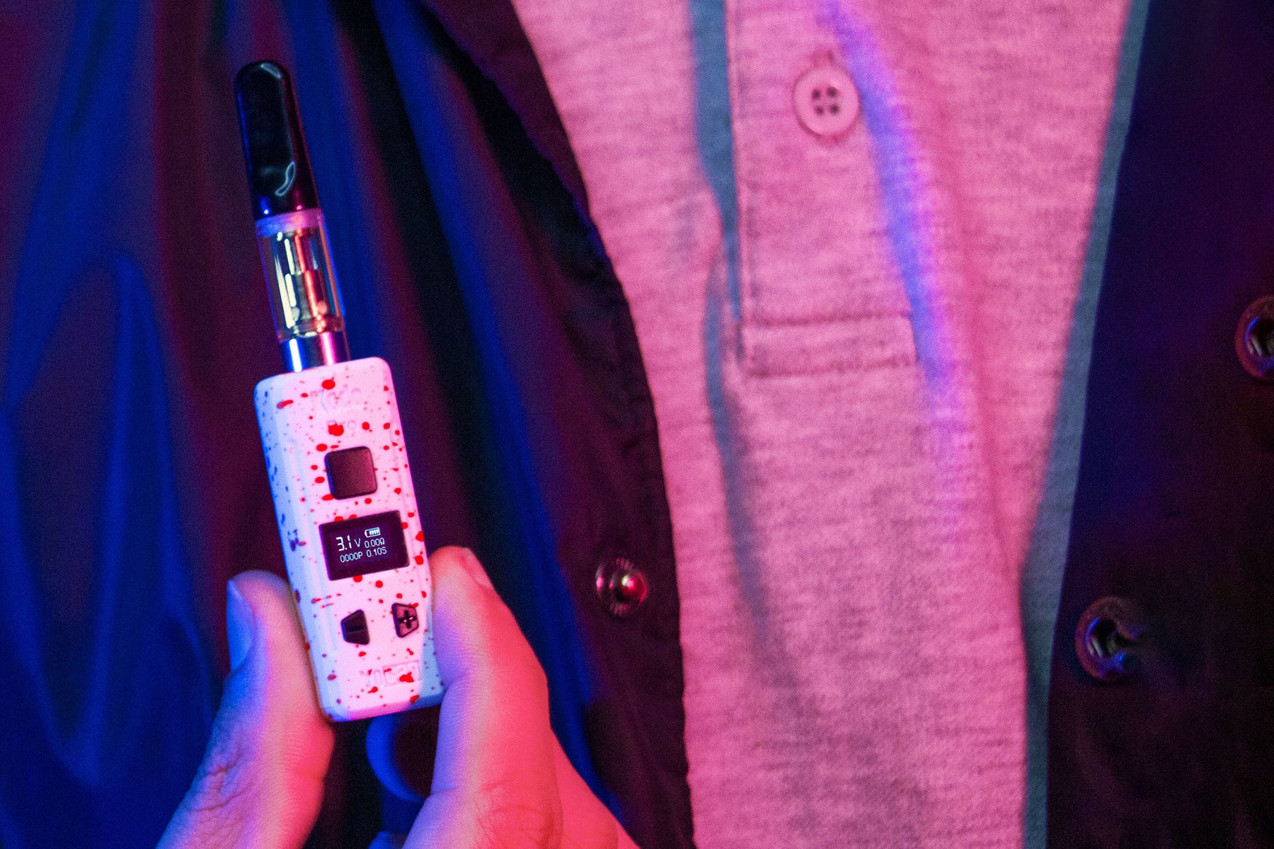 Man holding the Wulf KODO Pro Cartridge Vaporizer inside photo studio